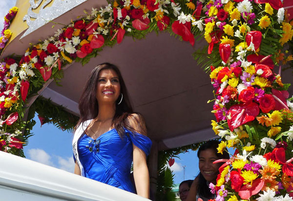 Shamcey Supsup, Miss Universe 2011 3rd runner-up, gets a grand welcome shortly after arriving by private plane at the General Santos City airport Tuesday (Sept. 20) morning. MidnaNews photo by Bong S. Sarmiento