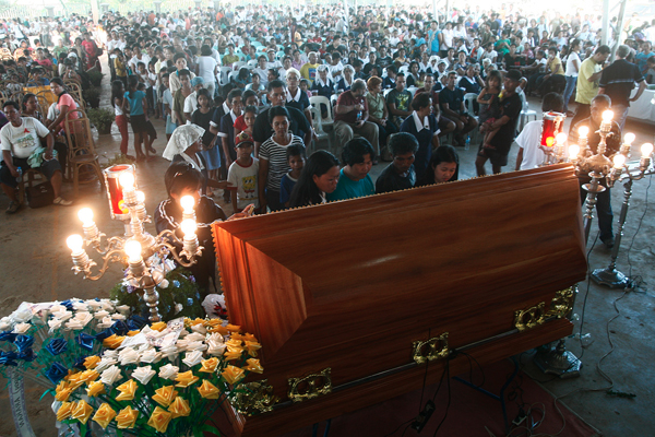 Parishioners and friends of slain missionary Fr. Fausto Tentorio line up to see his remains at the Notre Dame of Arakan, North Cotabato on Sunday, October 23. Fr. Tentorio was the school director. MindaNews Photo by Ruby Thursday More