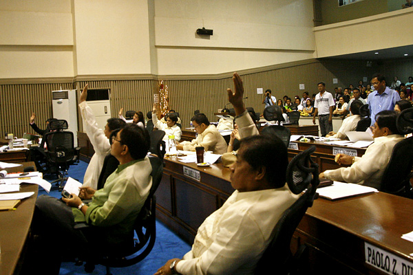 Twenty-one members of the 16th Council of Davao City vote yes to approve the construction of a coal-fired power plant in Toril on Monday, December 12. MindaNews Photo by Ruby Thursday More 