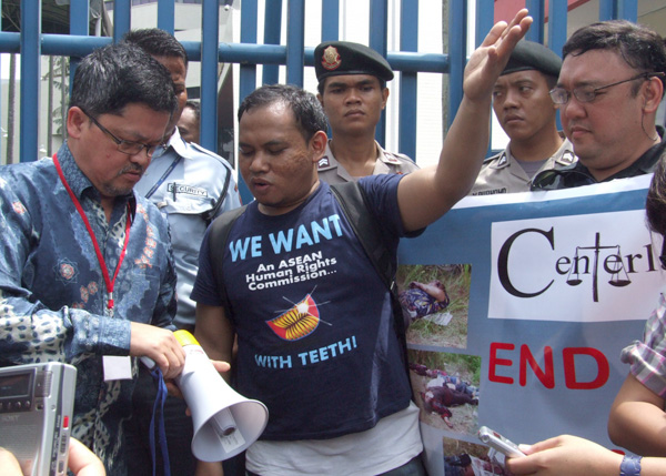 Rafendi Djamin (left), Indonesia's representative to the ASEAN Intergovernmental Commission on Human Rights holds a dialogue with protesters outside the ASEAN headquarters in Jakarta, Indonesia on 30 March 2010, during the first meeting of the . commission. At right is Atty. Harry Roque, counsel for some families of victims of the Ampatuan massacre. MindaNews file photo by H. Marcos C. Mordeno