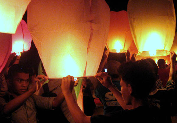 SKY LANTERNS. Residents in Zamboanga joined the nationwide observance of Earth Day by putting off their electricity in their houses for Earth Hour on March 31 even as Zamboanga City suffers several hours of brownout every day. MindaNews photo