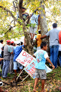 GATHERING. At least 4,000 anti-mining protesters gather near the Carac-an River in Madrid town in Surigao del Sur during a rally against mining on Saturday, April 28. In nearby Cantilan town, a pro-mining rally was held. MindaNews photo by Roel N. Catoto