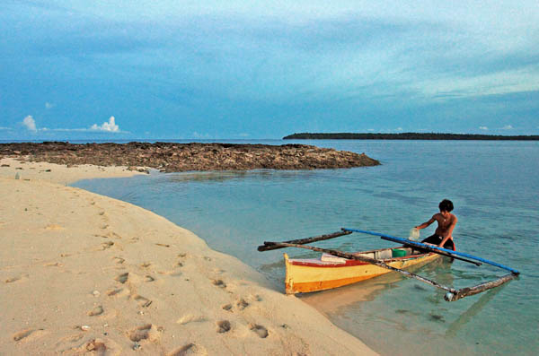 PARADISE WATERS.A fisherman lands on the beach of Guyam Island off General Luna town in Surigao del Norte province. MindaNews photo by Roel Catoto