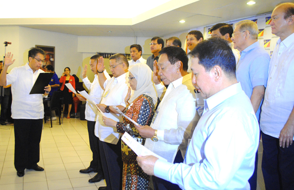 WELCOME TO LP. Liberal Party president and DOTC Secretary Mar Roxas swears in as new party members the incumbent five governors of the Autonomous Region in Muslim Mindanao Wednesday at the LP headquarters in Quezon City. (R to L) Governors Sakur Tan of Sulu, Sadikul Sahali of Tawi-Tawi, Jum Akbar of Basilan, Mamintal "Bombit" Adiong Jr. of Lanao del Sur, and Esmael “Toto” Mangudadatu of Maguindanao. Behind Mangudadatu is OIC ARMM Governor Mujiv Hataman and Local Governments Secretary Jesse Robredo. (MindaNews photo courtesy of Ali G. Macabalang)