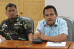 Maguindanao Provincial Election Supervisor Udtog Tago presents his assessment in Cotabato City on Thursday (2 Aug 2012) of the 10-day ARMM votersÕ registration last month. With him is Maj. Gen. Rey Ardo, commander of the Army's 6th Infantry Division. MindaNews Photo by Ruby Thursday More