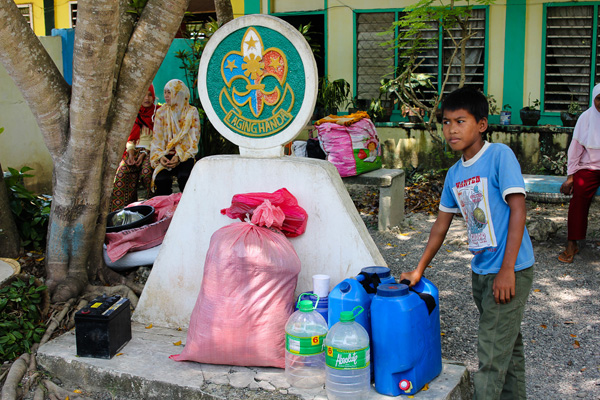Displaced villagers take refuge in Crossing Salbo in Datu Saudi Ampatuan, Maguindanao on Monday, August 6, 2012. The national highway was closed to traffic following an attack by Bangsamoro Islamic Freedom Fighters (BIFF) on military detachments along Cotabato-Isulan highway on Sunday evening, August 5. MindaNews Photo by Pop Mañara Salahog /I-Watch 