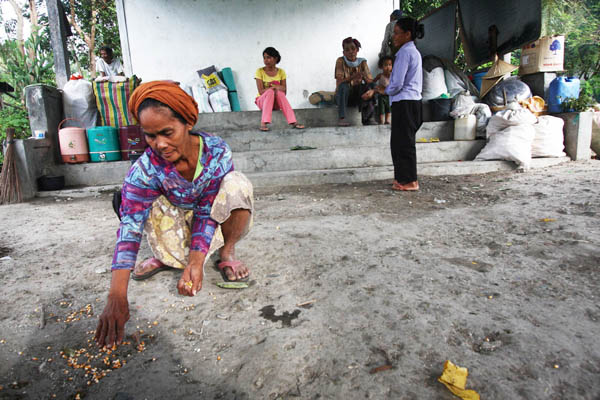 GROUND GRITS. Noraida Salikula, a resident from Barangay Pagangan, Aleosan town North Cotabato, picks corn bits to feed her farm animals in Nalapaan Elementary School in nearby Pikit town where they sought refuge 
