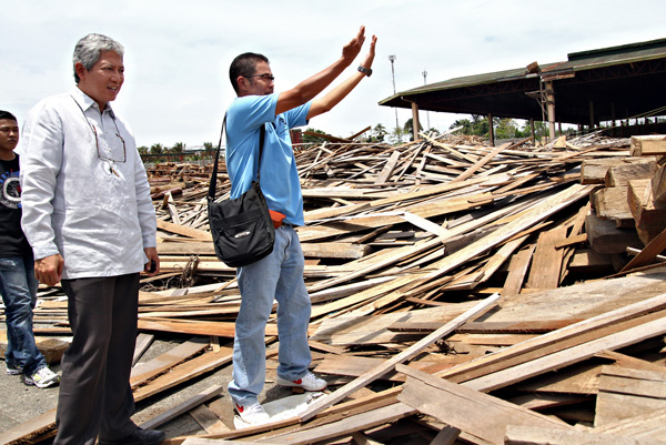 DENR Regional Executive Director and Assistant Secretary Marlo Mendoza closely supervises safekeeping of the seized Lauan lumber at the warehouse of the Datu Kalinga Alternative Energy Corporation (DKAEC) 26 September 2012. The warehouse was raided the day before. Charges have been filed against DKAEC owner Roland Selbario. MindaNews photo by Erwin Mascariñas