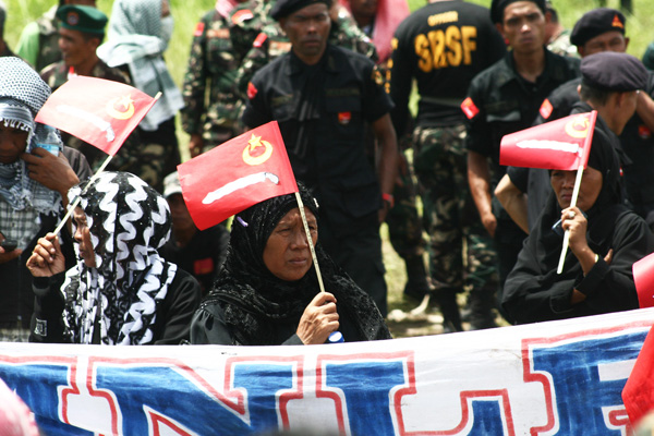 MNLF SUMMIT, A Moro woman holds a flaglet of the Moro National Liberation Front (MNLF) during their 17th "Grand Summit Gathering" on Sunday, October 21 at the Crocodile Park in Davao City. Mindanews Photo by Ruby Thursday More