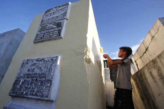 ALL SOULS' DAY. Thirteen-year old Anthony Cabunoc paints the tombs of their departed family members at the Davao Roman Catholic Cemetery or Wireless Cemetery in Davao City Monday, Oct. 29, 2012. MindaNews Photo by Ruby Thursday More