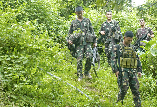 BACK FROM PATROL. An Army patrol arrives at their camp in Munai town in Lanao del Norte on Nov. 15, 2012. Army troops and the MILF have stand down in Kauswagan and Munai towns since Tuesday and averted a possible crisis following the threat of MILF commander Abdurahman Bravo, aka Kumander Bravo, who wanted to attend an information campaign about the GPH-MILF Framework Agreement with his armed men. MindaNews photo by Froilan Gallardo
