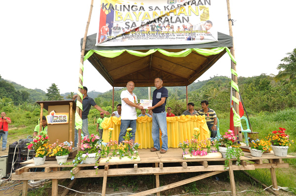 On its continued Bayanihan spirit, another classrooms were built under the  Bayanihan sa Paaralan program where Comval Gov. Arturo Uy turns-over the new building to Mabini Mayor Amir Munoz in Barangay Golden Valley on October 29. (a. dayao/ids comval)