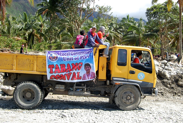 A delegation from local government of unit Pikit, North Cotabato arrives in Barangay Andap, New Bataan, Compostela Valley on December 19. Mindanews Photo by Gigi Bueno