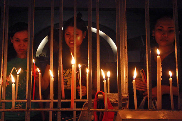 Parishioners light candles infront of the San Pedro Cathedral in Davao City on Tuesday, October 1 as they join other faithfuls in praying for peace in Mindanao. This activity was spurred by the continuing conflict in Zamboanga City between government and the Moro National Liberation Front. MindaNews Photo by Ruby Thursday More
