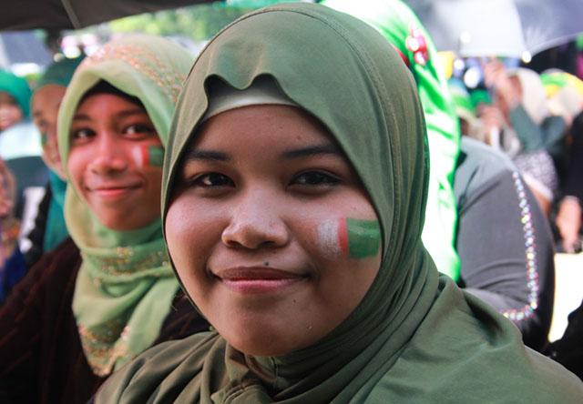Marguina Dalamban had her face painted with a Bangsamoro emblem as she joins the celebration at the Cotabato City Paza while waiting for the signing of the Comprehensive Agreement on the Bangsamoro between the government and the Moro Islamic Liberation Front on 27 March 2014. MindaNews photo by Toto Lozano
