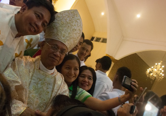 "Selfie" with the Cardinal. MindaNews photo by Toto Lozano