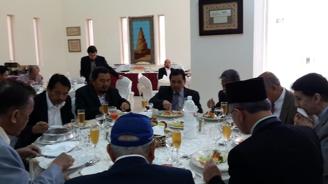 SHARING A MEAL. Leaders of the MNLF and MILF share a meal in Jeddah where they met on invitation of the OIC Secretary General. L to R:  Randolph Parcasiio, Muslimin Sema of the MNLF, Mohagher Iqbal of MILF. Partly hidden beside Iqbal is Hatimil Hassan of the MNLF. Photo courtesy of Prof. Abhoud Syed Lingga. 