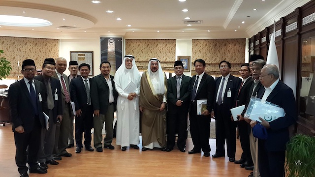 JEDDAH MEETING. Representatives of the Moro National Liberation Front and Moro Islamic LIberation Front pose for posterity in the June 12 meeting called for by the OIC Secretary General. Photo courtesy of Prof. Abhoud Syed Lingga 