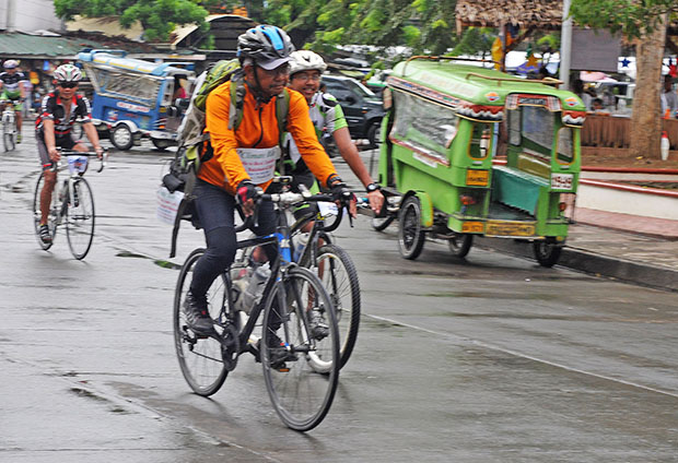 Fr. Amado “Picx” Picardal arrives in Cagayan de Oro City, accompanied by cyclists from Malaybalay City, Bukidnon on Dec. 22, 2014. From Cagayan de Oro, Picardal will pedal to Iligan City, the last leg of his “Climate Ride”, a campaign to boost awareness on climate change and its impact. The priest's 14-day tour started in Baclaran, Manila and passed through Leyte island. MindaNews photo by Froilan Gallardo