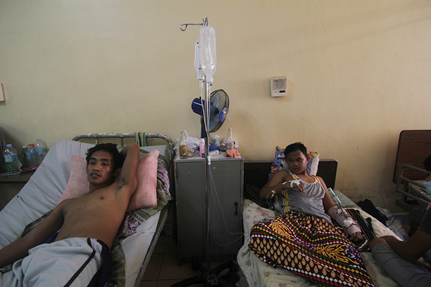 SURVIVORS. Amron Balindong (left) and Jamel Abubakar Mandoc (right) recuperate in a hospital in Maramag, Bukidnon on May 1, 2015. Their house in the mountains of Wao, Lanao del Sur was strafed early morning of April 25, leaving four persons dead and nine injured. MindaNews photo by Toto Lozano
