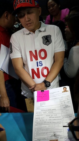 Duterte's COC: for City Mayor Davao City Mayor Rodrigo Duterte's final word on the Presidency is a "No" as the message on the shirt of Chief Executive Assistant Christopher Lawrence "Bong" Go, states. Go accompanied City Administrator Melchor Quitain whom Duterte authorized to file his Certificate of Candiday for reelection as City Mayor, at the Commission on Elections office in Davao City at 2;40 p.m on Thursday, October 15, 2015. MindaNews photo by ANTONIO L. COLINA IV