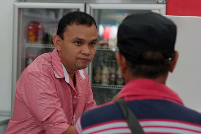 RAGS TO RICHES. Elmer Catulpos talks to a customer of his newly opened pharmacy chain. He claims that his sheer guts, high optimism and prayers, are the magical spells that turned him from a radio reporter to being an owner of a media empire. MindaNews photo by Rommel G. Rebollido