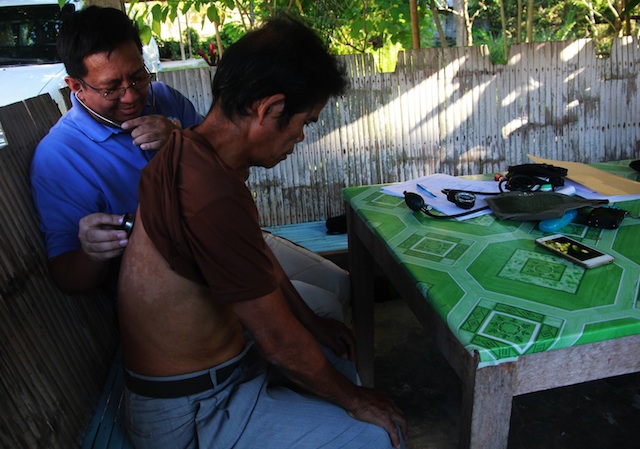Dr. Joseph Andrew Jimenez, head of the Forensic Center of the Commission no Human Rights examines Tagakolu farmer Orlando "Kaido" Engo at the Malita Tagakolu Mission in Sitio Matamis, Barangay Demoloc, Malita, Davao Occidental on March 17, 2016. Engo was reported to have been tortured together with his 15-year old son and 14-year old grandnephew by an Army corporal and four members of the Special Cafgu Active Auxiliary (SCAA) last February 19 at their detachment in Barangay Demoloc. MindaNews photo by TOTO LOZANO