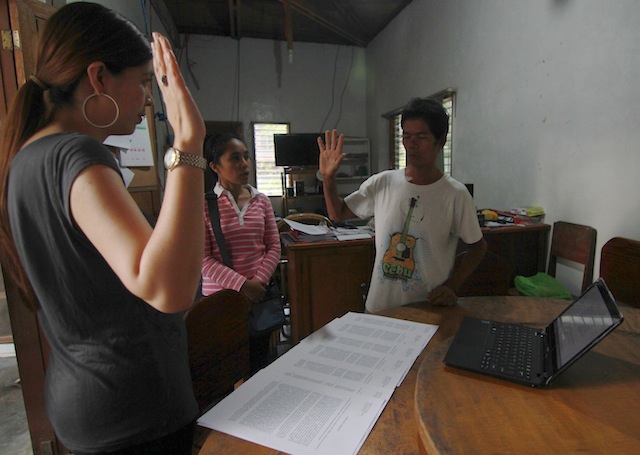 UNDER OATH. Orlando "Kaido" Engo takes his oath in Barangay Demoloc, Malita, Davao Occidental before lawyer Jacqueline Ann de Guia, chief of the Anti-Torture unit of the Commission on Human Rights (CHR) on March 18, 2016. MindaNews photo by TOTO LOZANO