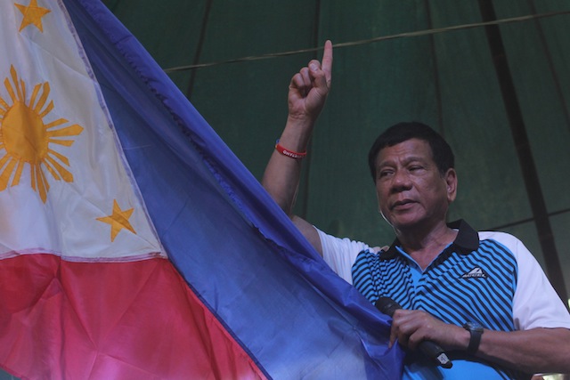 DIGONG IN KORONADAL. Davao City mayor and presidential aspirant Rodrigo Duterte, also known as “Digong,” shares his insights on federalism during his campaign sortie in Rizal Park, Koronadal City on April 9, 2016. The lone Mindanawon Presidential bet vowed an end to the conflict in Mindanao should he become President. MindaNews photo by TOTO LOZANO