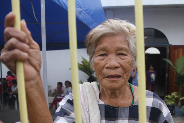 Farmer Valentina Ebon Berdin, 78, wants to return home to Barangay Ma. Caridad, Arakan, North Cotabato. She left her village on March 28, spent the night in Arakan gym, moved to Kidapawan City’s Spottswood Methodist Mission Center on March 29, slept at the barricade along the national highway on March 30 and 31 and since April 1, has been detained at the Kidapawan Convention Hall on charges of “direct assault upon an agent of a person in authority.” MindaNews photo by TOTO LOZANO 