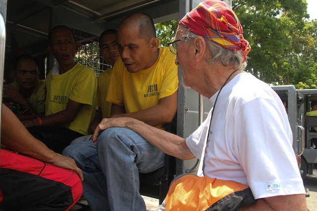 FREED. Father Peter Geremia, assistant parish priest of Arakan in North Cotabato talks to detained farmers awaiting arraignment for alleged “direct assault” at the municipal court in Kidapawan City on April 14, 2016. The defense team moved to defer arraignment as they are still questioning the validity of the arrest. All 81 farmers detained in the aftermath of the April 1 violent dispersal in Kidapawan City have been released as of Saturday, April 16. MIndaNews photo by TOTO LOZANO 