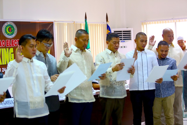 Maguindanao Governor Esmael Mangudadatu (third from left) takes his oath for a third term, along with other officials of the province. MindaNews photo by FERDINANDH B. CABRERA 