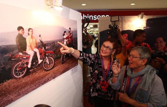 Elizabeth Zimmerman, who was married to President-elect Rodrigo Duterte until 2001,  points to the young Sara and Paolo in a family photo taken by photojournalist Rene Lumawag in the 1990s. The family photo is one of 30 photos featured in "Rody Duterte: Through the years" exhibit at the 2nd floor of Abreeza Mall in Davao City.  Ms Zimmerman graced the June 23 oopening of the exhibit that will run until July 6. KEITH BACONGCO