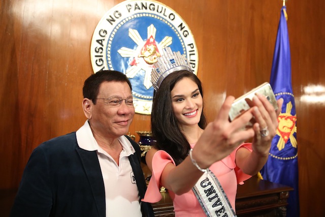 ELFIE WITH THE PREXY. Miss Universe 2016 Pia Wurtzbach takes a selfie with President Rodrigo R. Duterte after a courtesy call at the Malacañan Palace on Monday, July 18, 2016. KING RODRIGUEZ/PPD