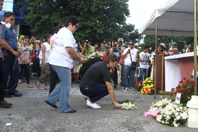 Davao City Mayor Sara Duterte-Carpio leads the offering of candles and flowers for Friday night's blast victims during a memorial mass led by Davao Archbishop Romulo Valles, DD, at Ground Zero along Roxas Avenue, Davao City on Saturday, 3 September 2016. Mindanews Photo 