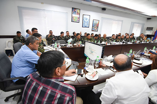 Panel members of the Office of the Presidential Adviser on the Peace Process (OPAPP) and their working committees meet with officers from the Armed Forces’ Eastern Mindanao Command in Davao City. Photo courtesy of Edwin G. Espejo / OPAPP