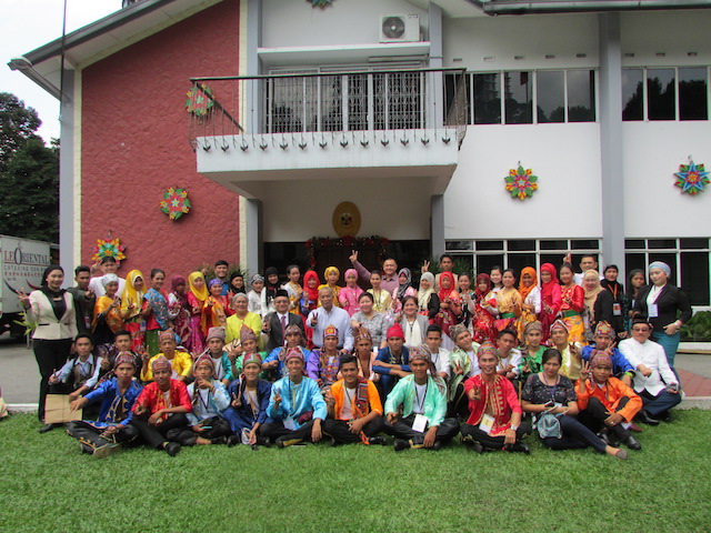 Ambassador J. Eduardo Malaya (third row, seated, second from left) joins the Filipino Muslim youth, Western Mindanao Command officials and representatives and the 50 Filipino-Muslim youth participants of the Muslim Filipino Youth Leaders' Educational Tour at the Embassy grounds. Photo courtesy of the Philippine Embassy in Kuala Lumpur 