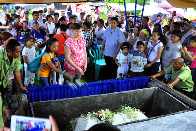 Davao City Mayor Inday Sara Duterte attended the burial of John Earl Cagalitan, the boy who was maltreated by his guardians, at the Davao Memorial Park Wednesday afternoon. Duterte called on the public to report if they know of any child who is suffering from abuse. CIO 