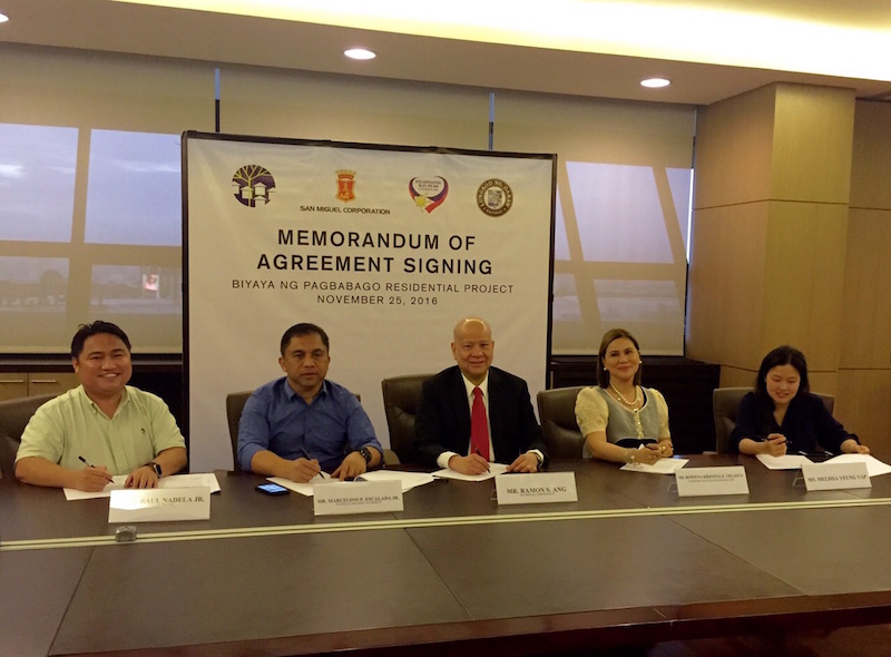 The memorandum of agreement signed between San Miguel Corp. President and CEO Ramon S. Ang, NHA General Manager Marcelino Escalada Sr., Pilipinong May Puso Foundation chair Rowena Velasco, and Davao City Administrator Raul Nadela Jr will pave the way for the construction of 5,000 houses in Davao City. CIO 